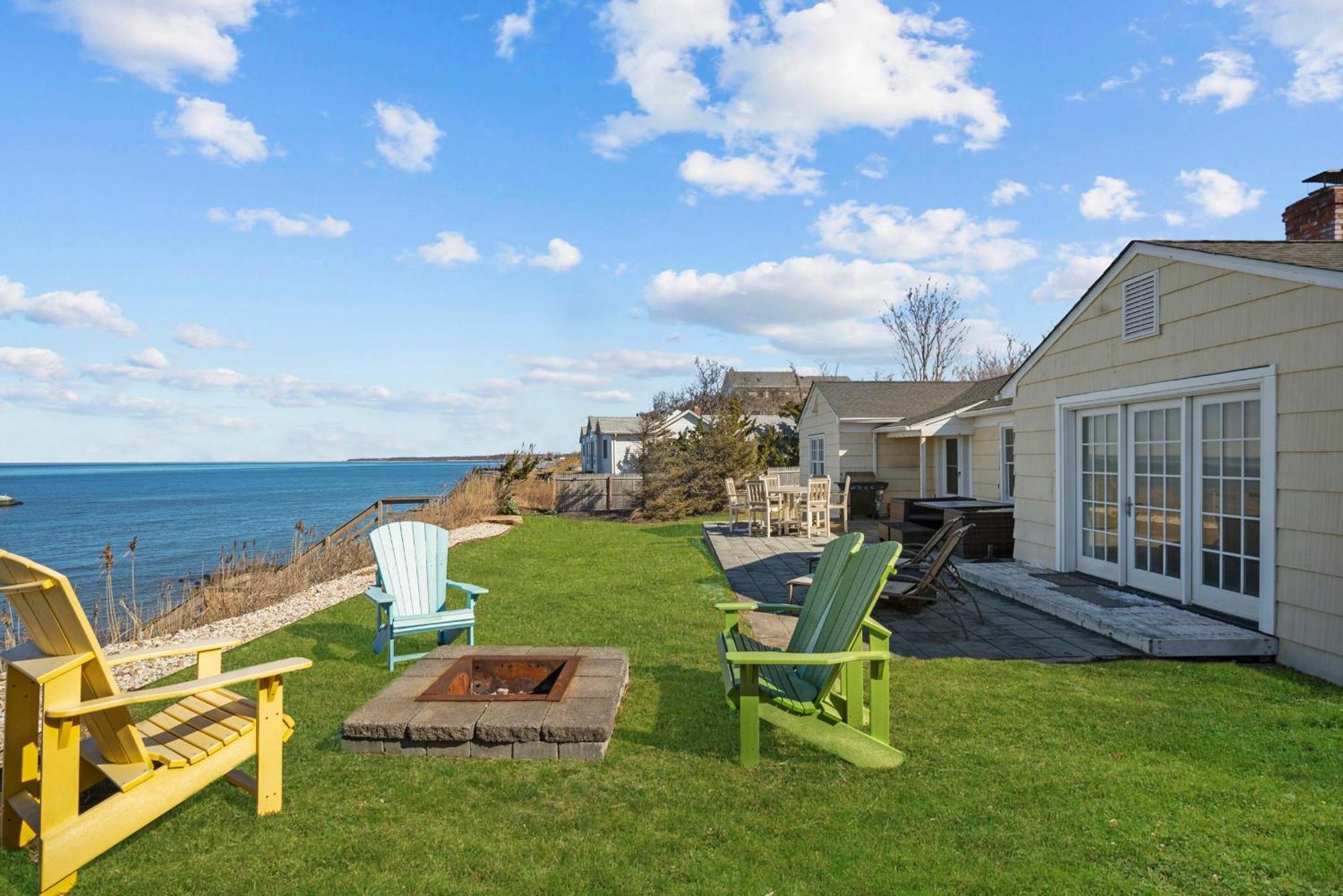 Sea Breeze Paradise: Beachfront & Panoramic Views Villa Southold Exterior photo