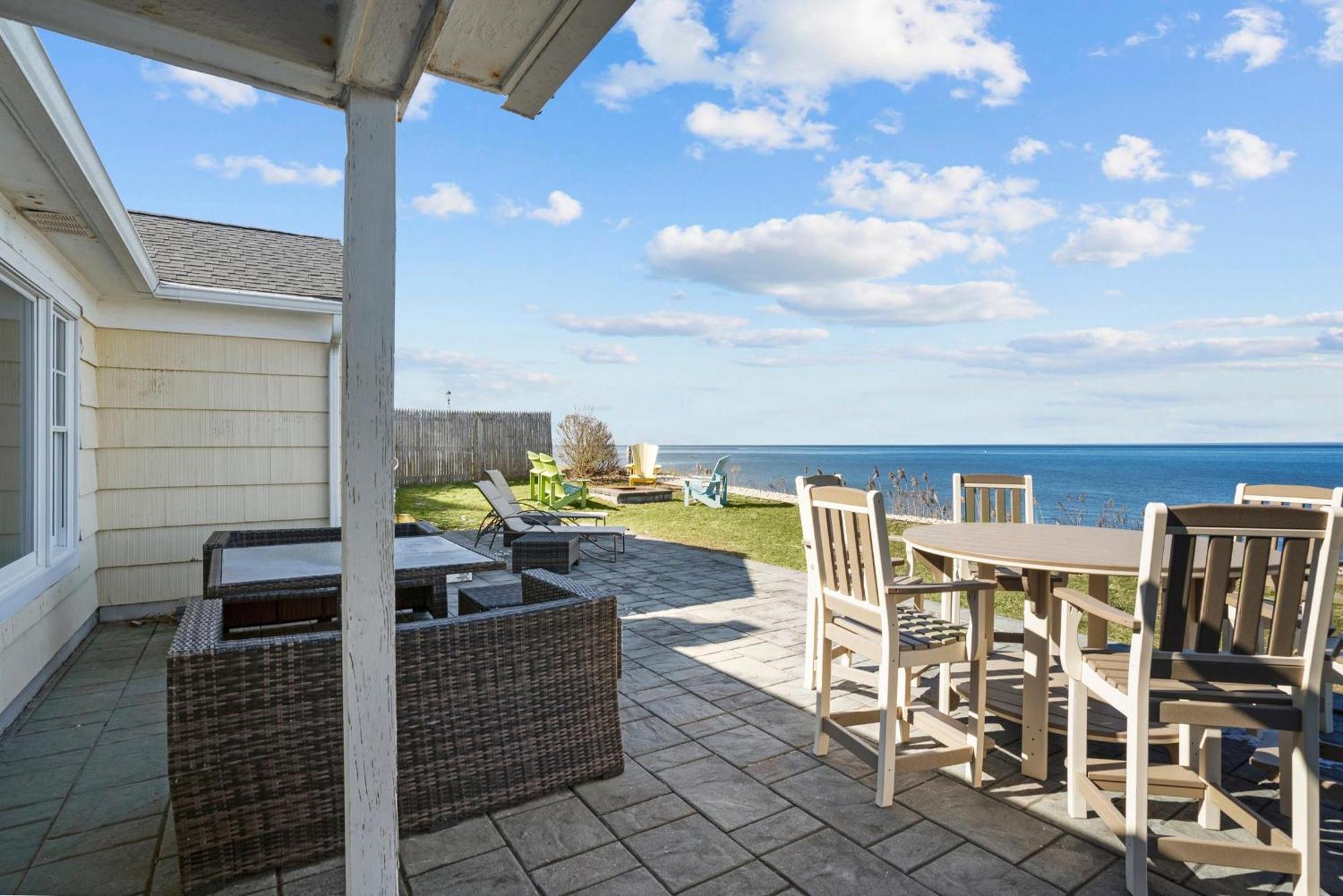 Sea Breeze Paradise: Beachfront & Panoramic Views Villa Southold Exterior photo