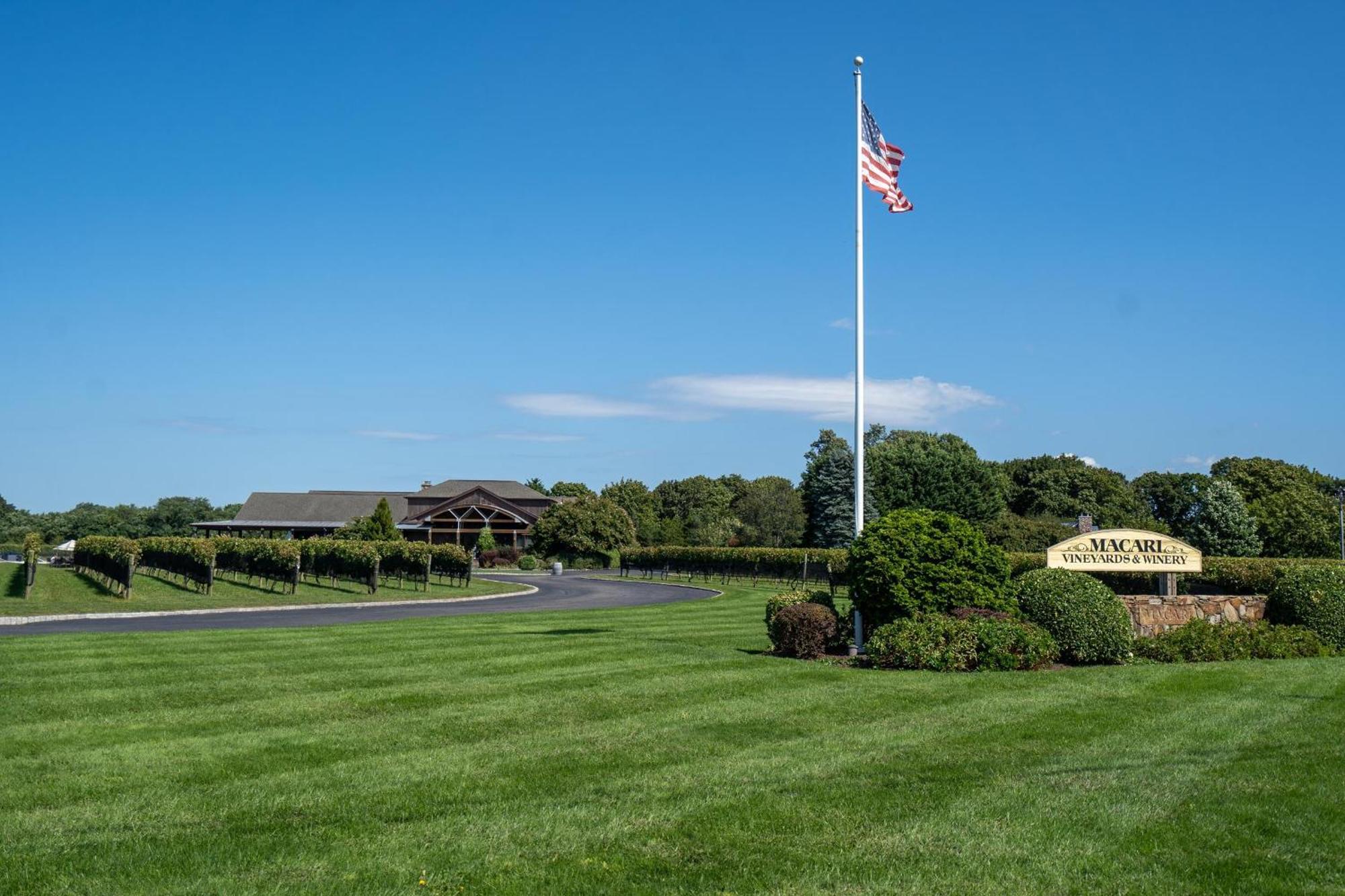 Sea Breeze Paradise: Beachfront & Panoramic Views Villa Southold Exterior photo