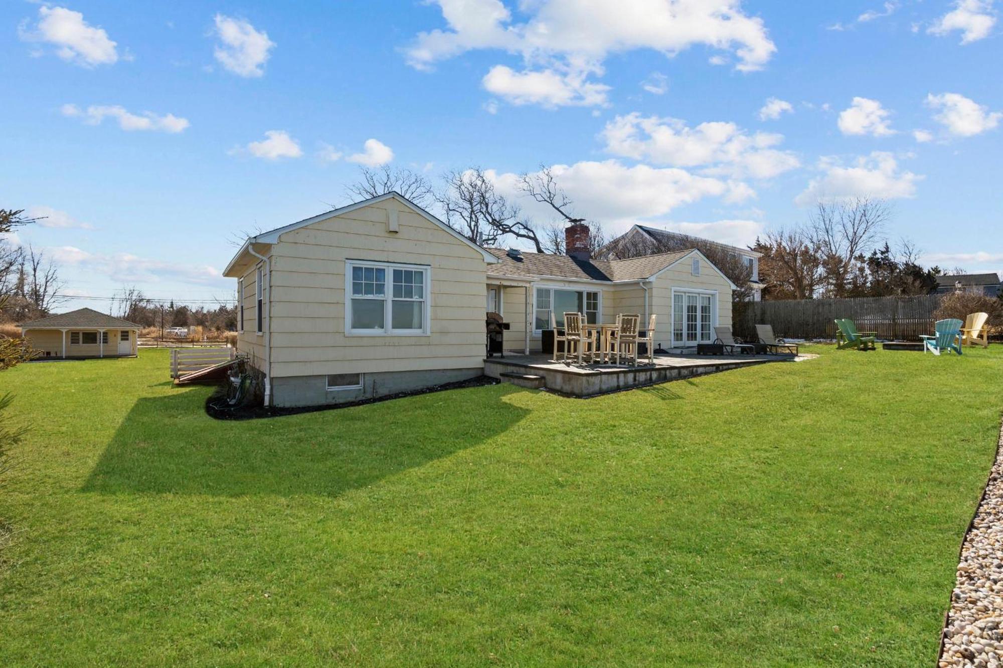 Sea Breeze Paradise: Beachfront & Panoramic Views Villa Southold Exterior photo